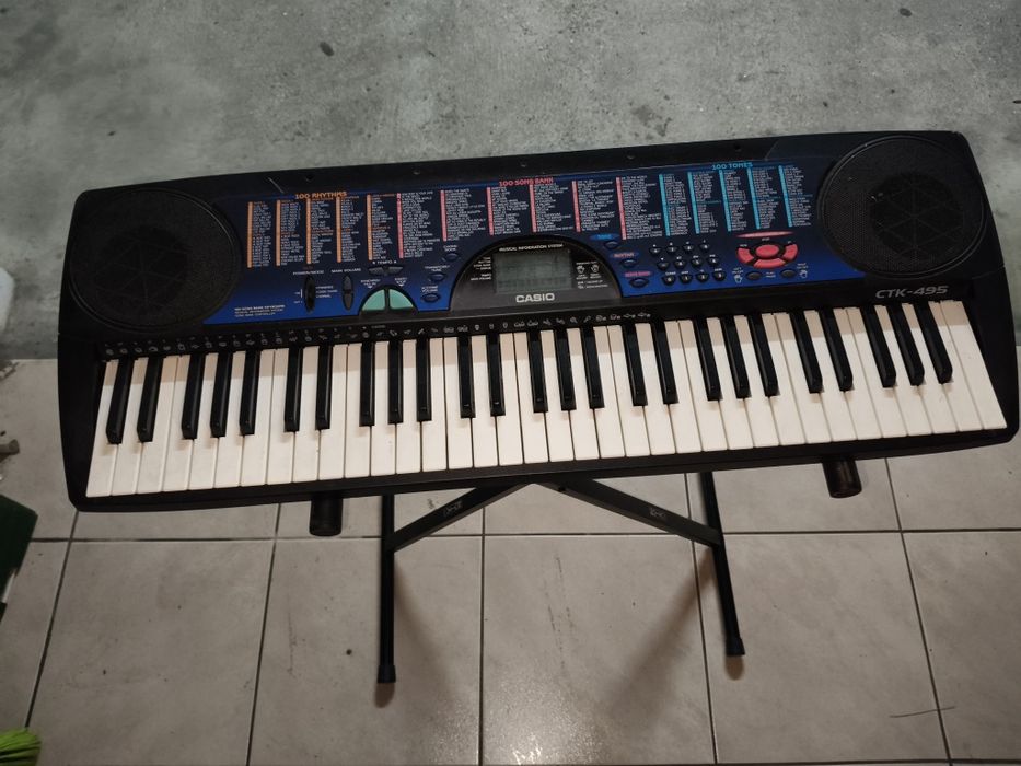 Piano  Casio com várias funções.