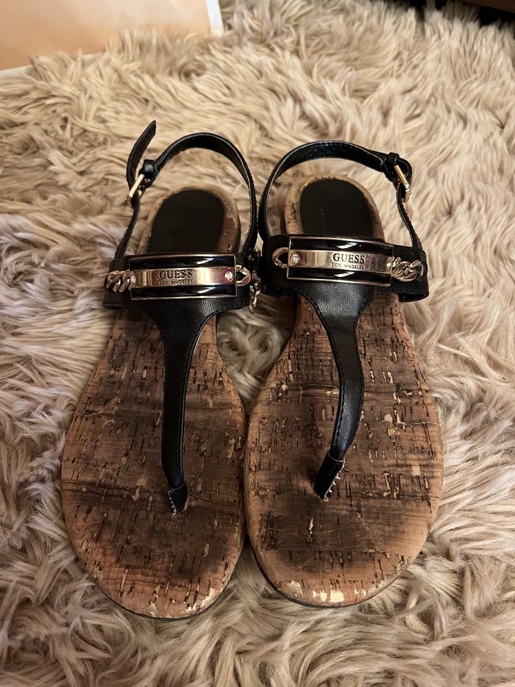 Guess sandałki czarne z napisem złote dodatki r 36 sandały płaskie