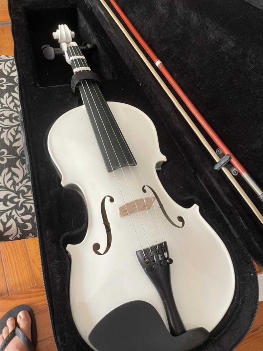 Vendo Violino de Estudante 4/4, Branco, Gear4music, excelente estado.