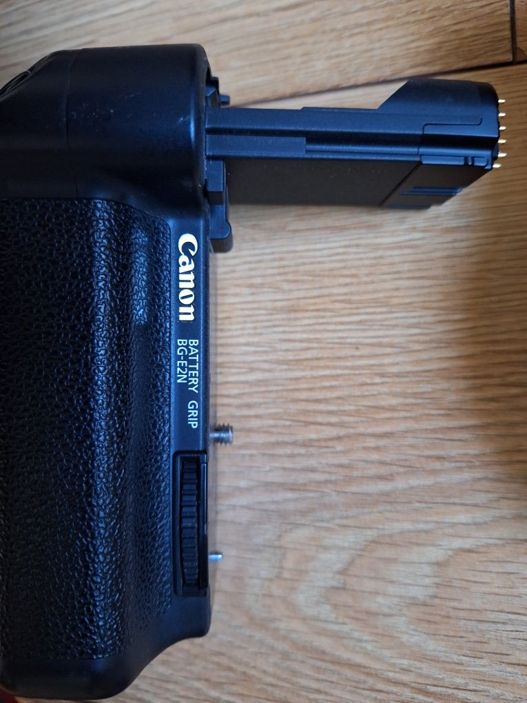 Canon 40D z gripem, bateriami, kartami i filtrem UV.