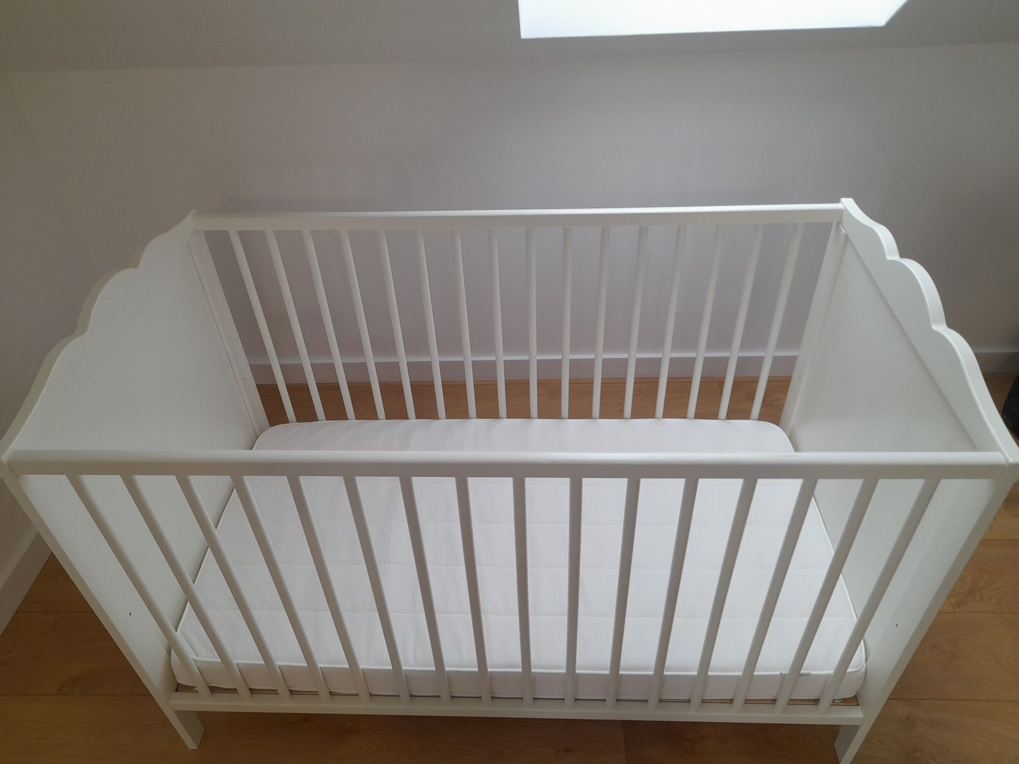 Łóżeczko Ikea HENSVIK + Materac Ikea VYSSA+ Karuzelka Fisher-Price
