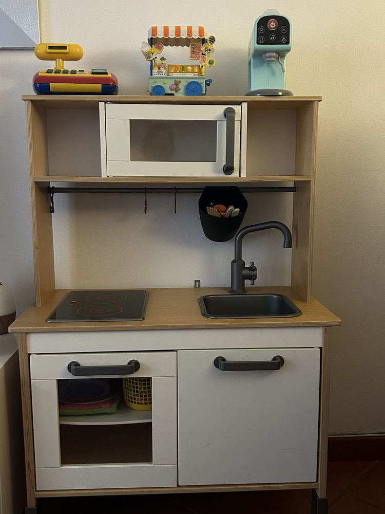 Cozinha de brincar Ikea em bom estado com algum brinquedos