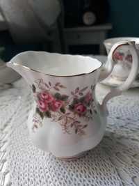 Porcelanowy mlecznik Royal Albert z serii Lawender Rose England