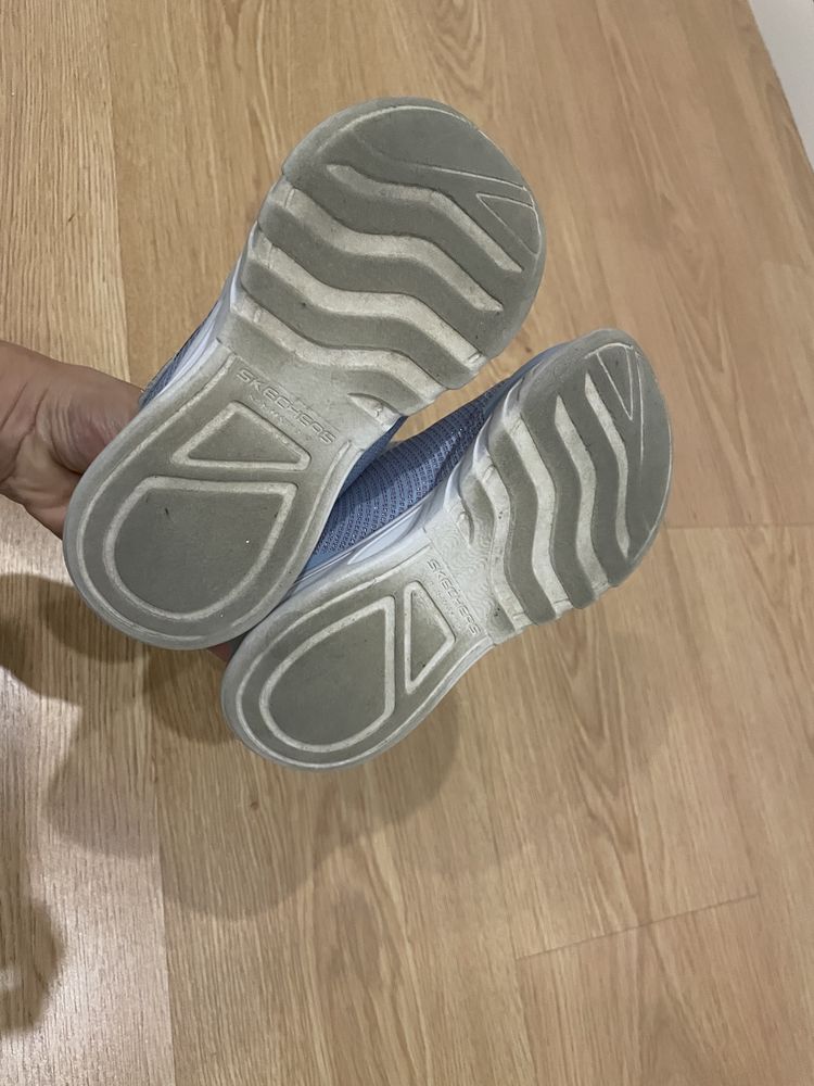 Sapatilhas Skechers tamanho 27 sem luzes