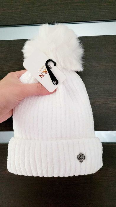 Manni biała szenilowa czapka zimowa ocieplana z pomponem