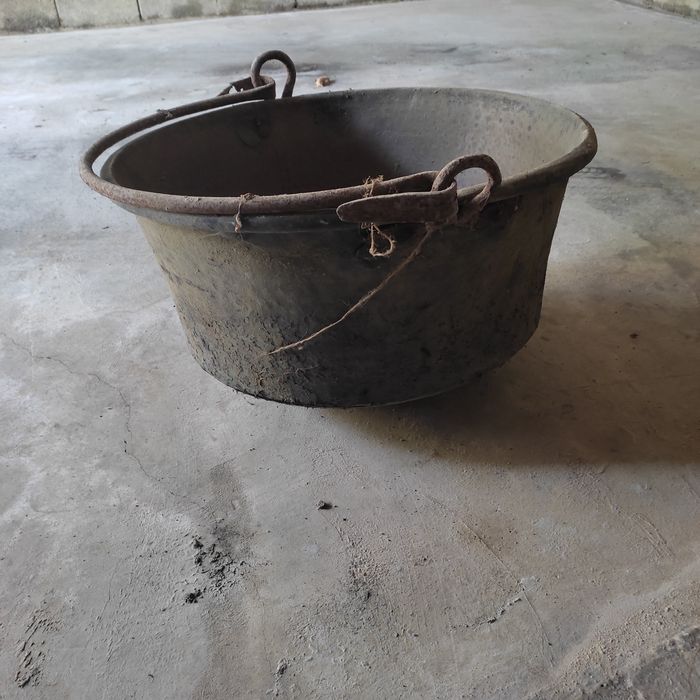 Caldeira antiga em cobre