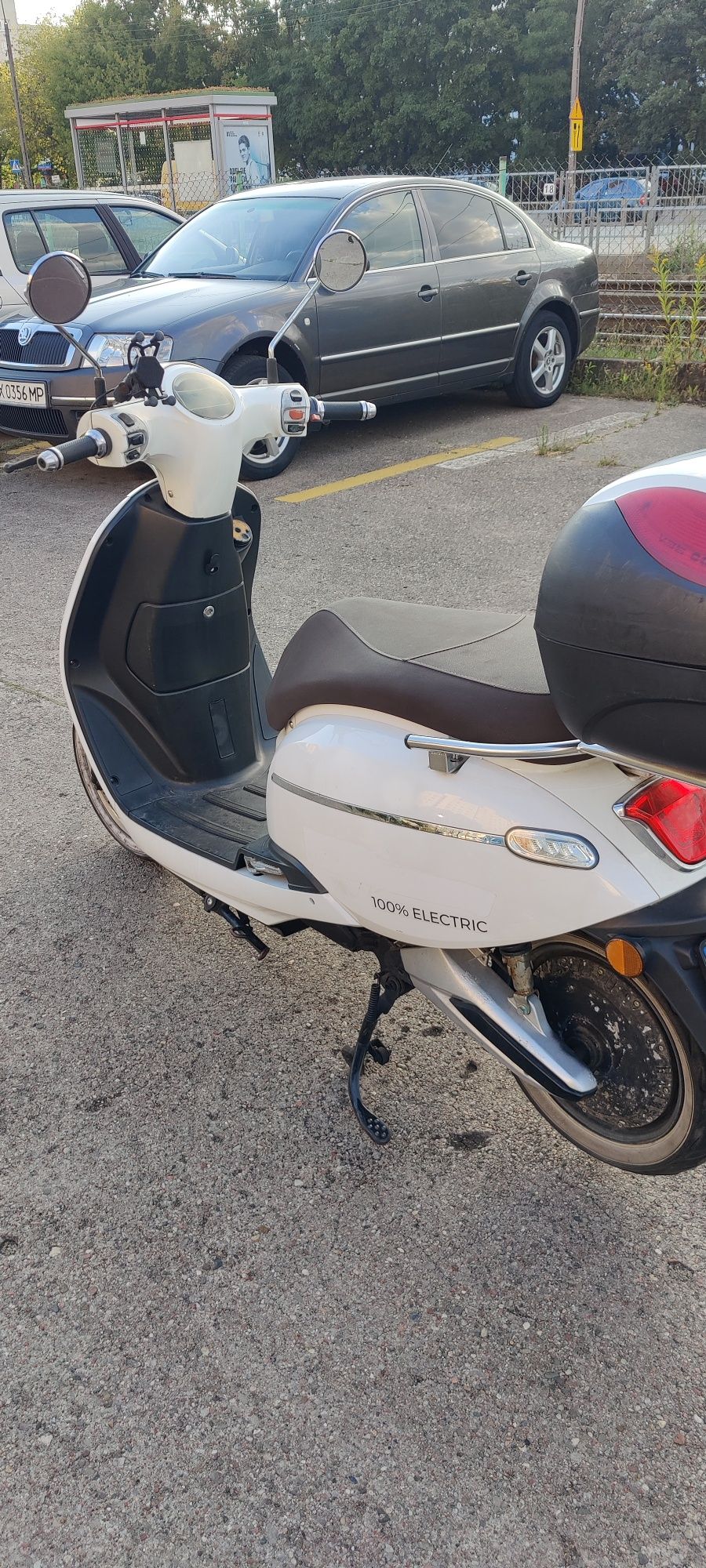Skuter elektryczny +kufer i dwa kask