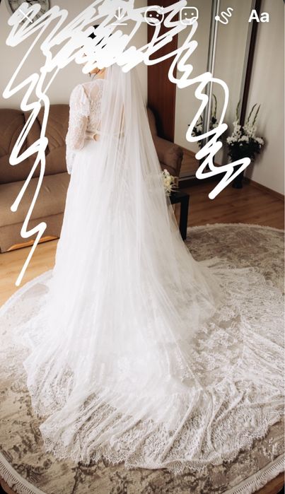 Весільна сукня мереживна зі шлейфом