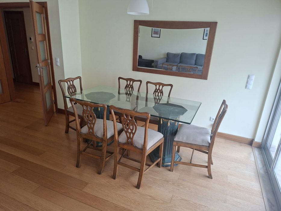 Vendo sala de jantar completa com pequenos sinais de uso
