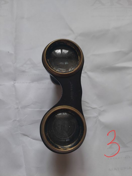 Бинокль      старый.