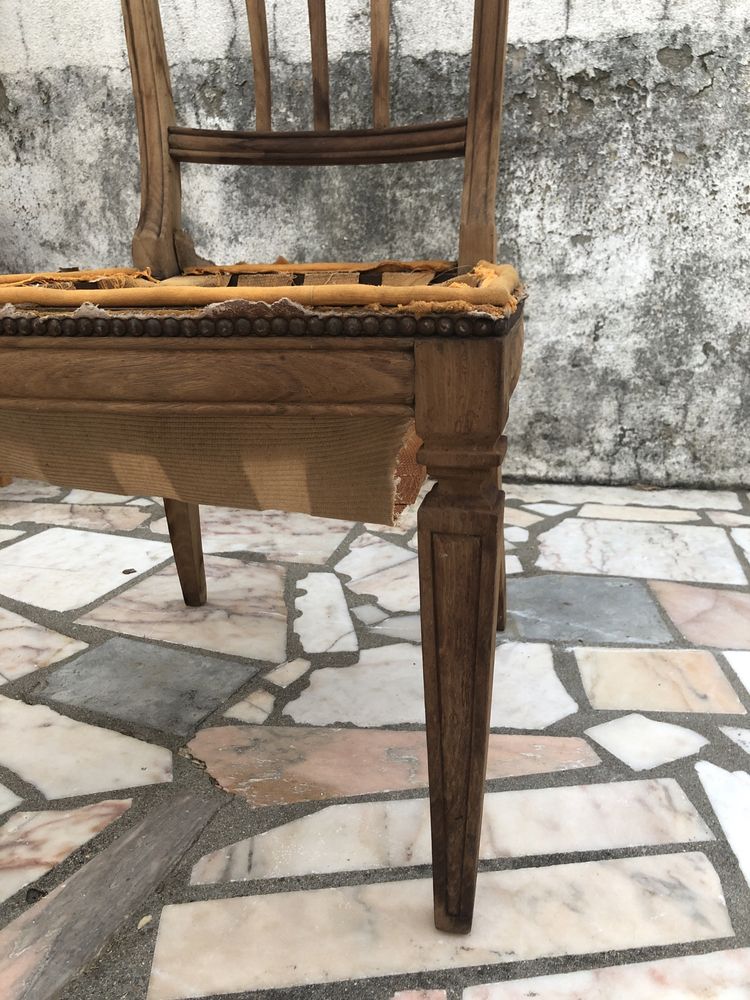 Cadeira de madeira para restauro