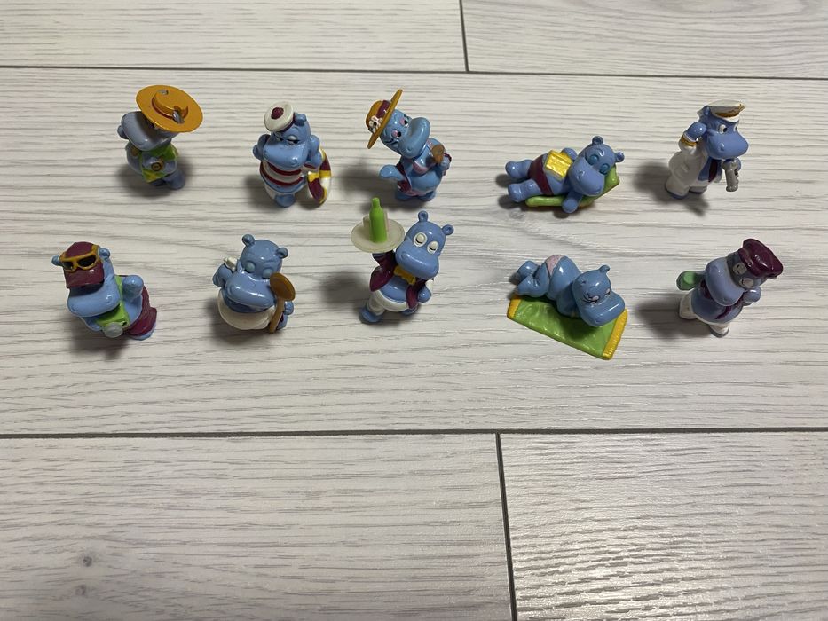 Киндеры игрушки - бегемоты на отдыхе