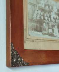 drewniana ramka na zdjęcia ze e zdobieniem mosiężnym XIX-XX wiek