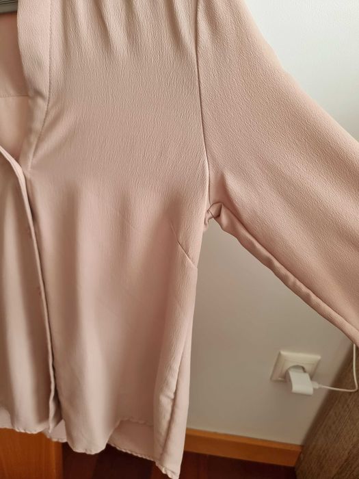 Camisa rosa clara com textura no tecido H&M, tamanho 32