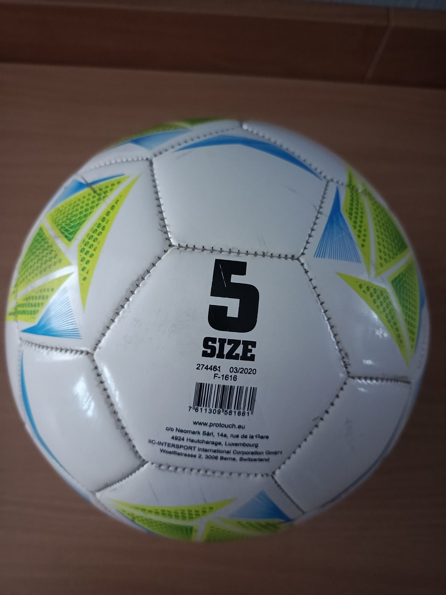 Кожаный футбольный мячик.
