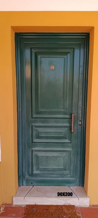 Janelas e portas em alumínio, brancas e verdes, com veda luz interior.