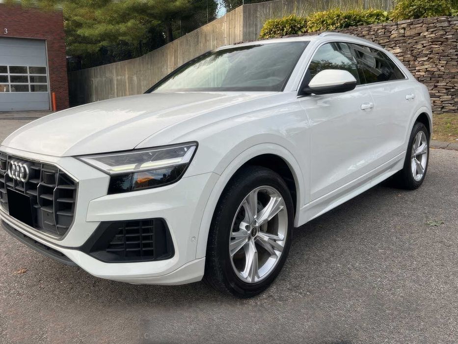 Audi Q8      2022