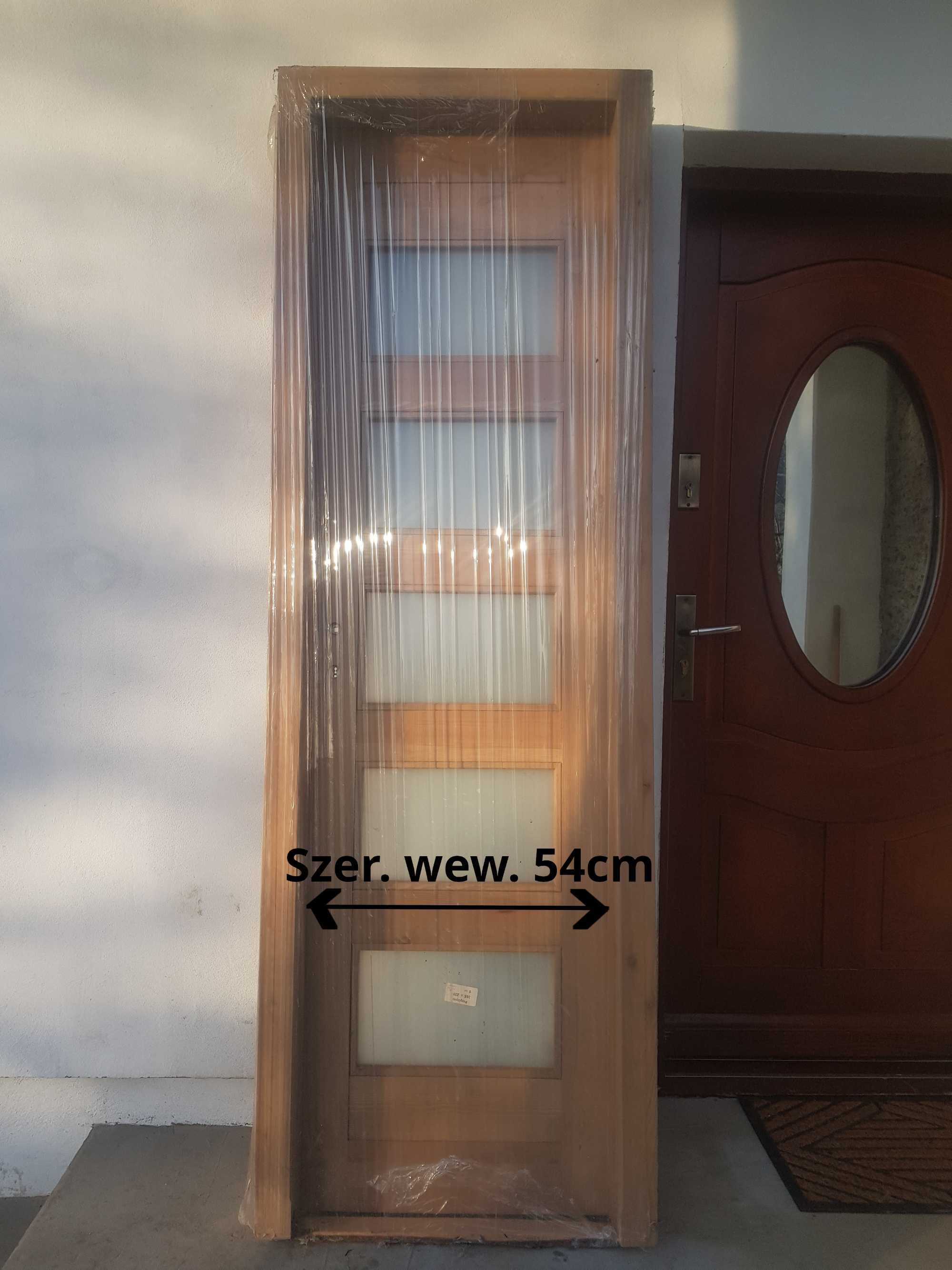 Nowe drzwi wewnętrzne z ościeżnicą, drewniane lewe