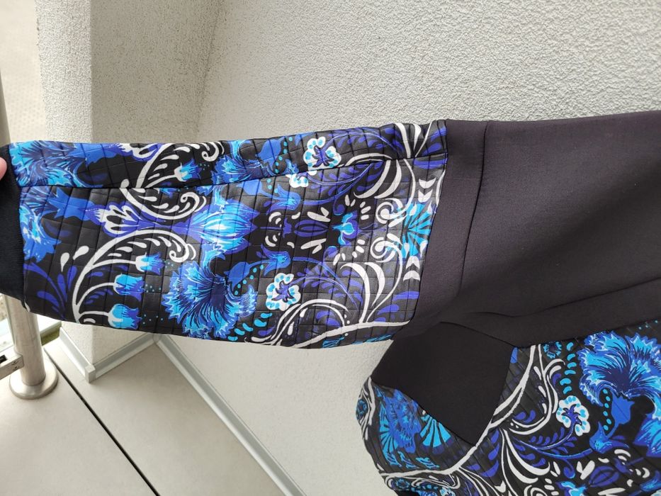 Czarno niebieska lekka śliska bluza w kwiaty połyskowa River Island M