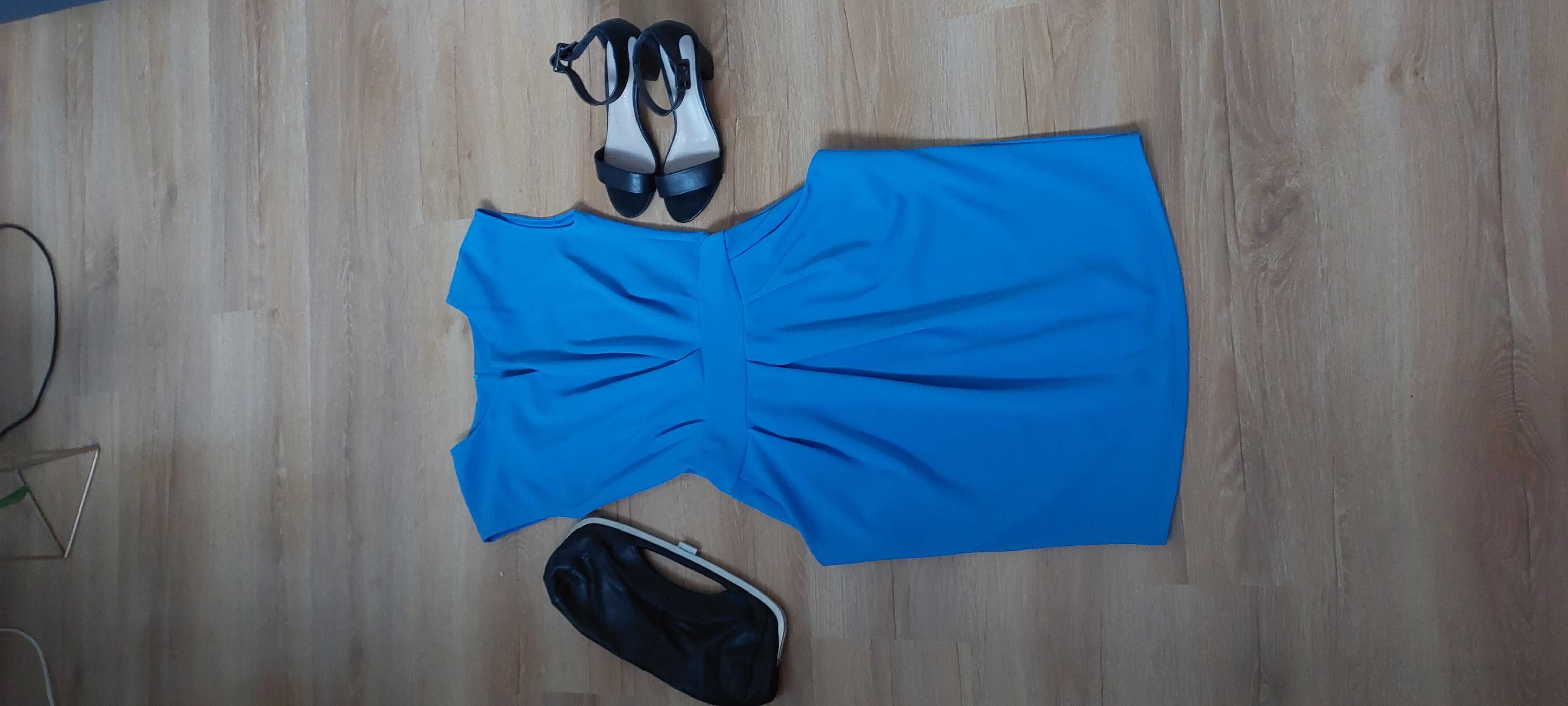 Błękitna sukienka z kieszeniami