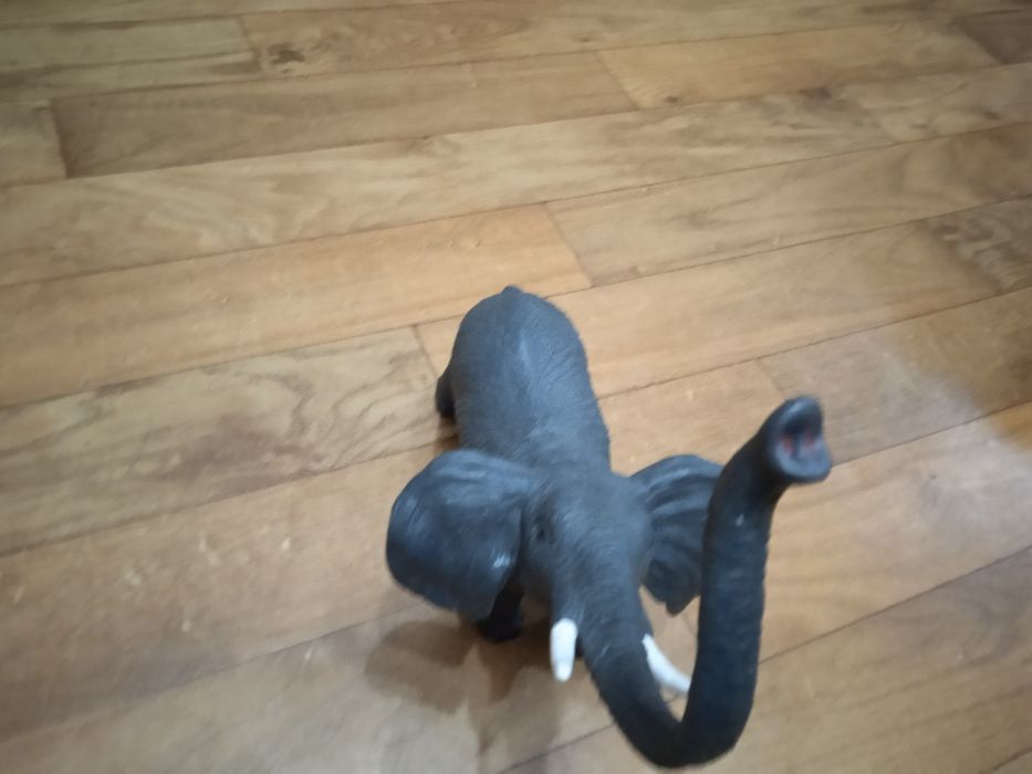 Звери большие  резиновые .