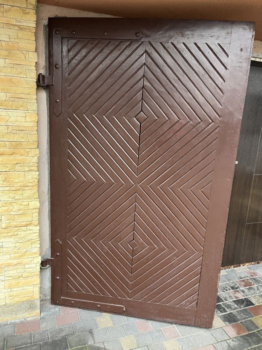 Drzwi drewniane do garazu.