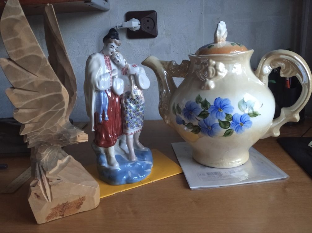 Фарфорова статуетка та чайник