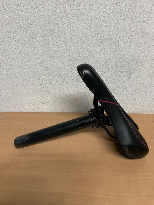 Banco VeAlen bastante confortável e almofadado, com espigão OnOff