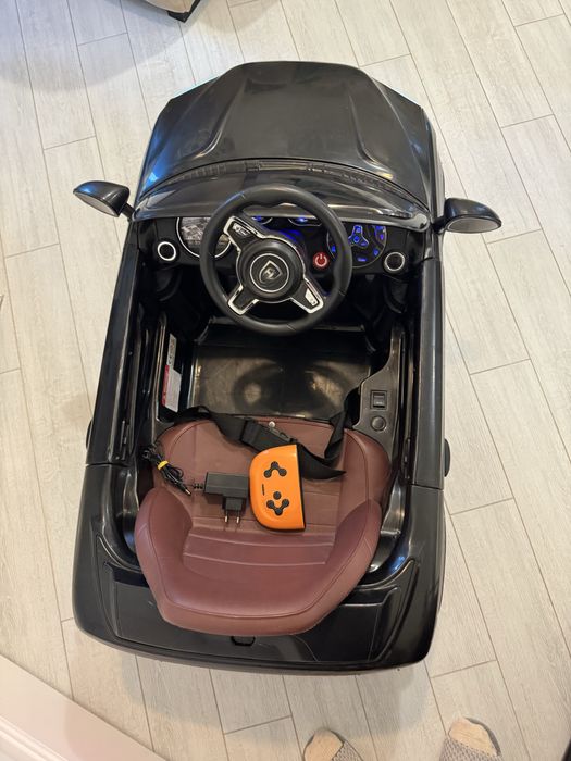 Дитячий електромобіль