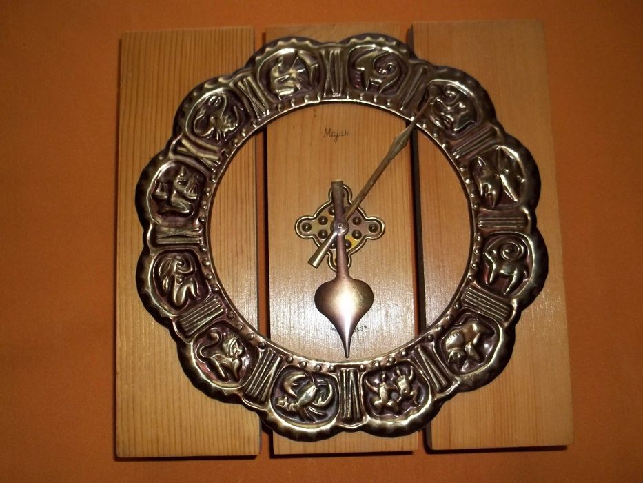 Zegar ścienny elektryczny MAJAK w drewnie.