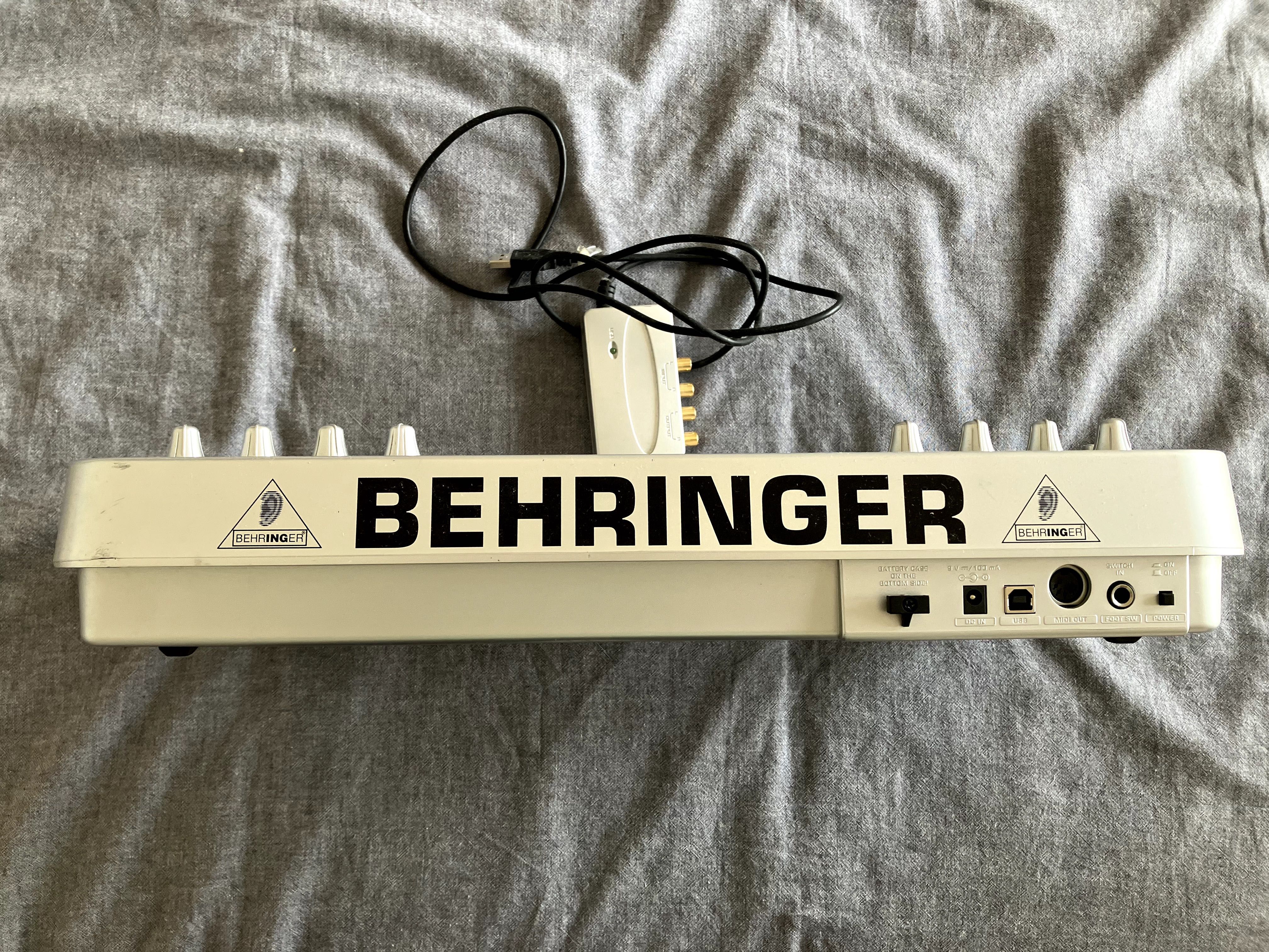 Teclado MIDI Behringer UMX25