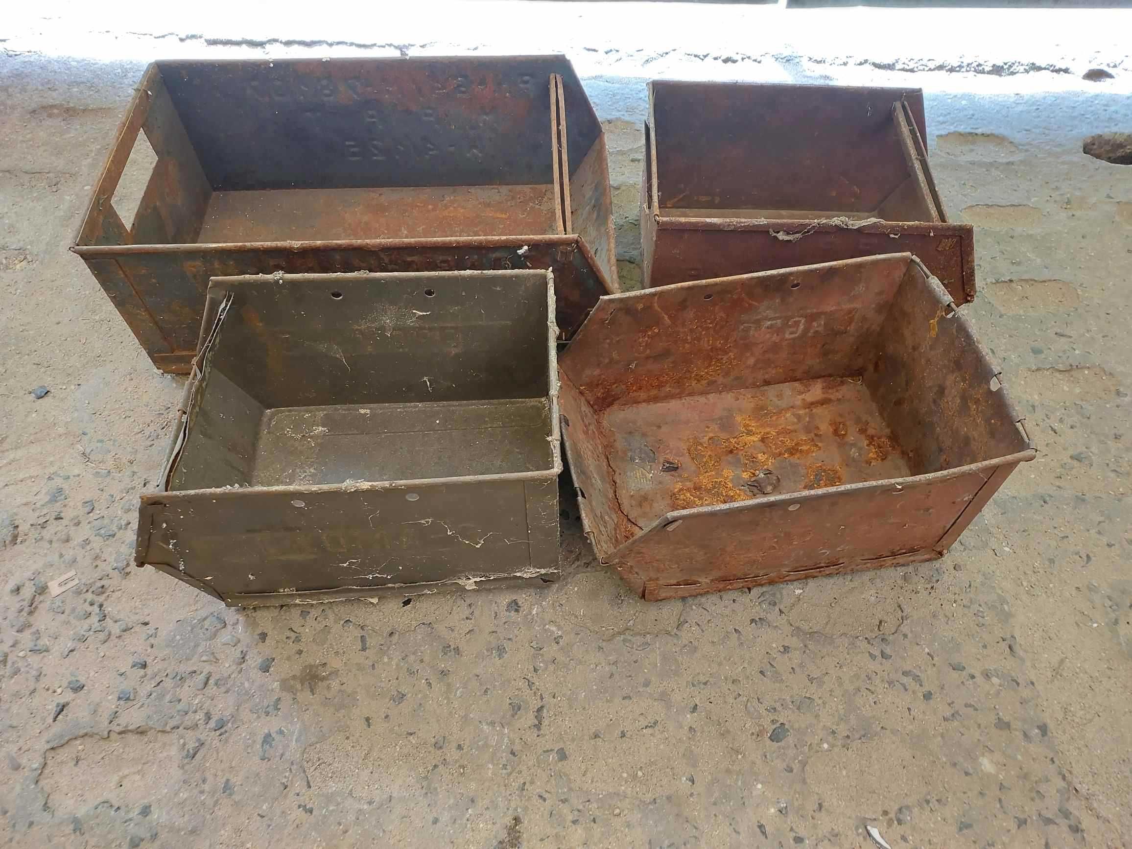 Pojemniki metalowe na gwoździe śruby typ Agroma duże małe