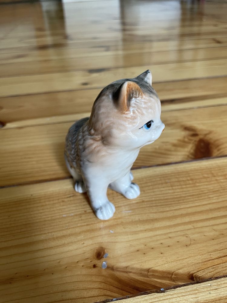 Śliczny porcelanowy kotek kot figurka