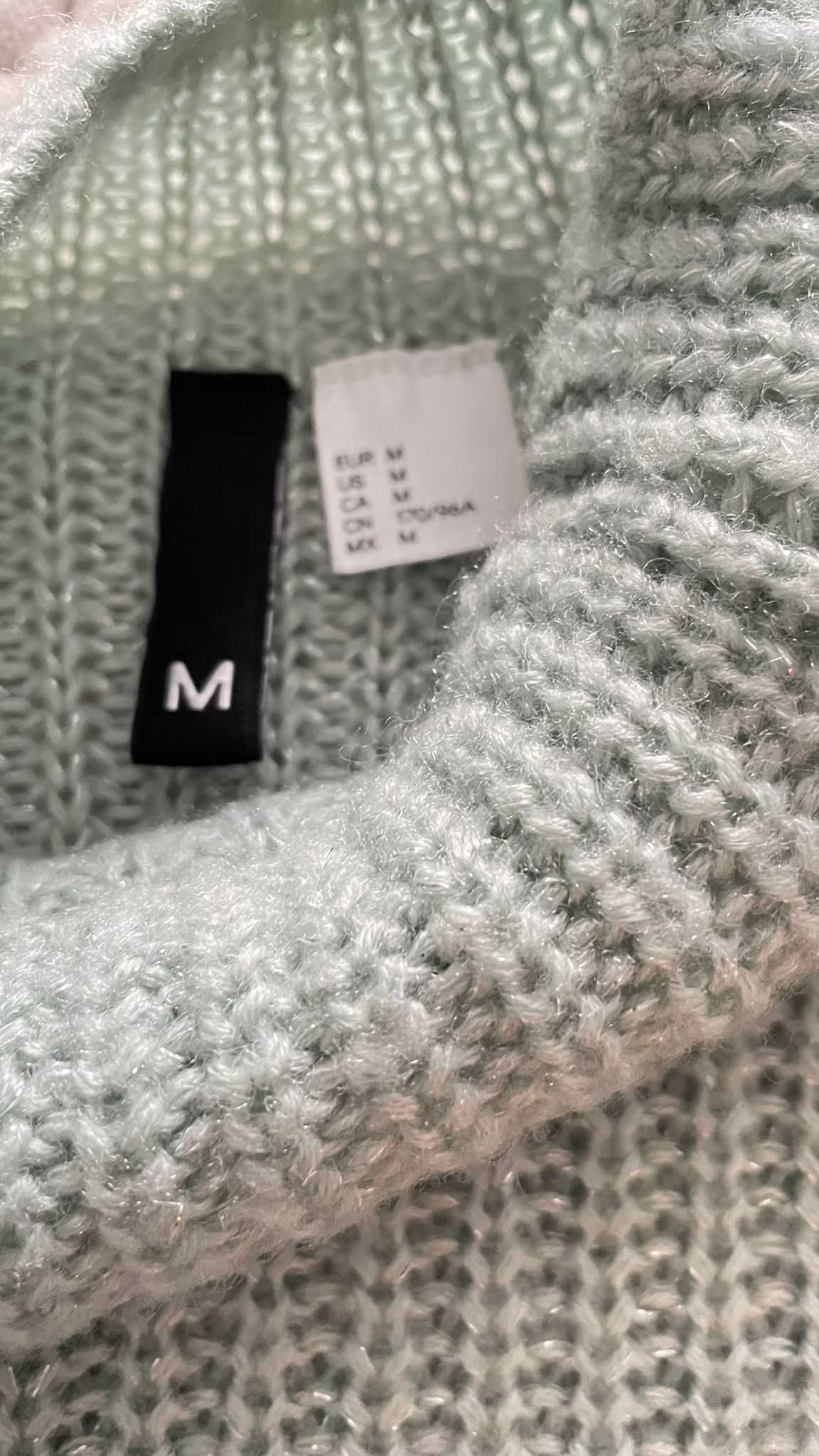 Sweter damski wysoki z golfem - kolor miętowy - srebrna nitka.