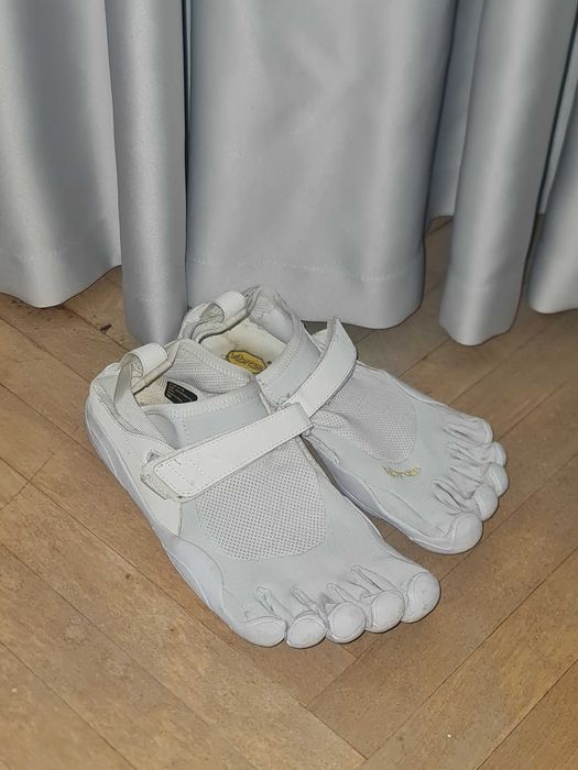 Vibram Fivefingers KSO Vintage White Men's 21M1410 Size 9-9.5 Stained