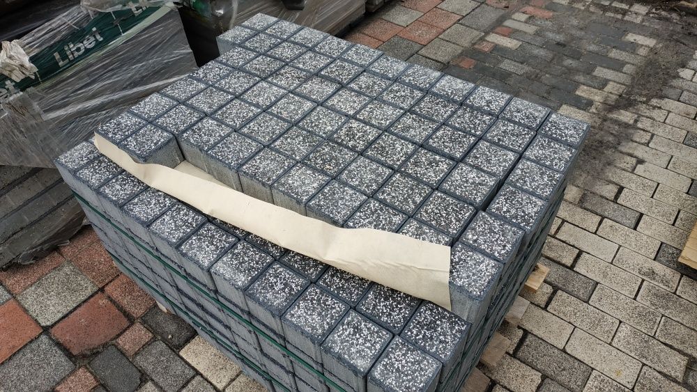 Kostka brukowa wkoło pomnika/na cmentarz FUTURA CZARNA10x10x8cm KURIER