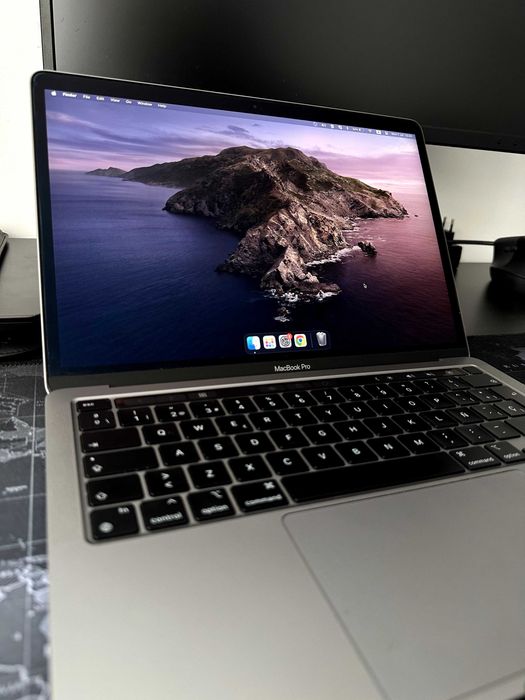 MacBook Pro 13" M1 / 8GB / 256GB — повний комплект + чохол у подарунок