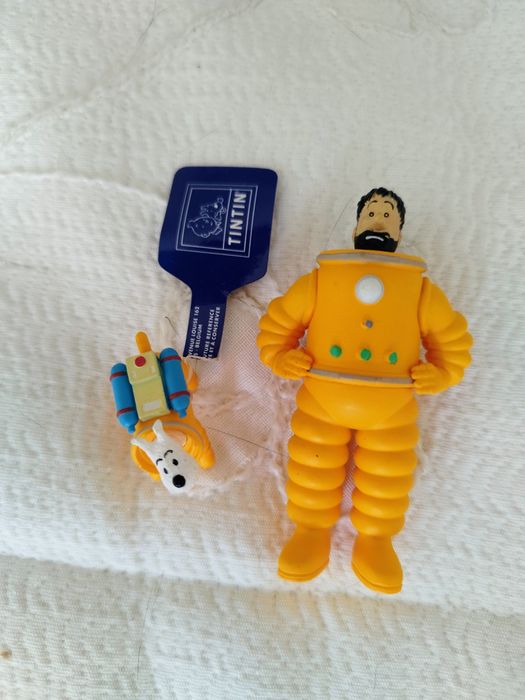 Figuras colecionáveis ​​de Tintim representando o Capitão Haddock e o