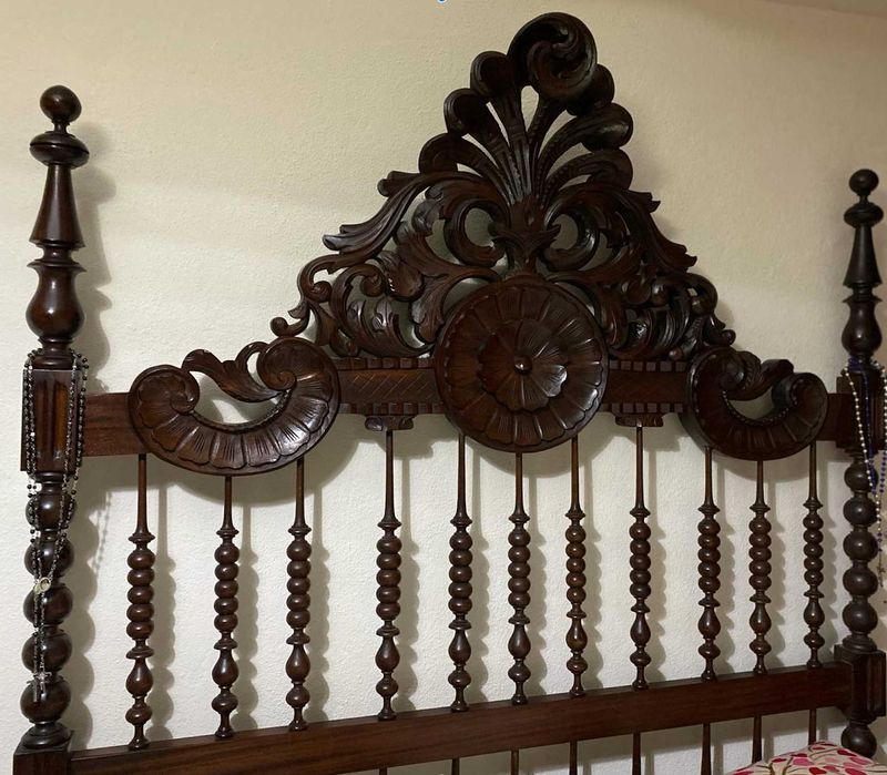 Mobília de quarto de madeira trabalhada