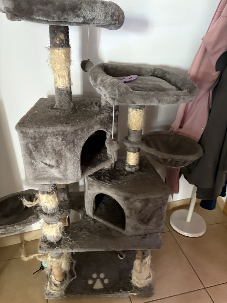 Poste tipo arranhador / arvore para  gatos usada grande