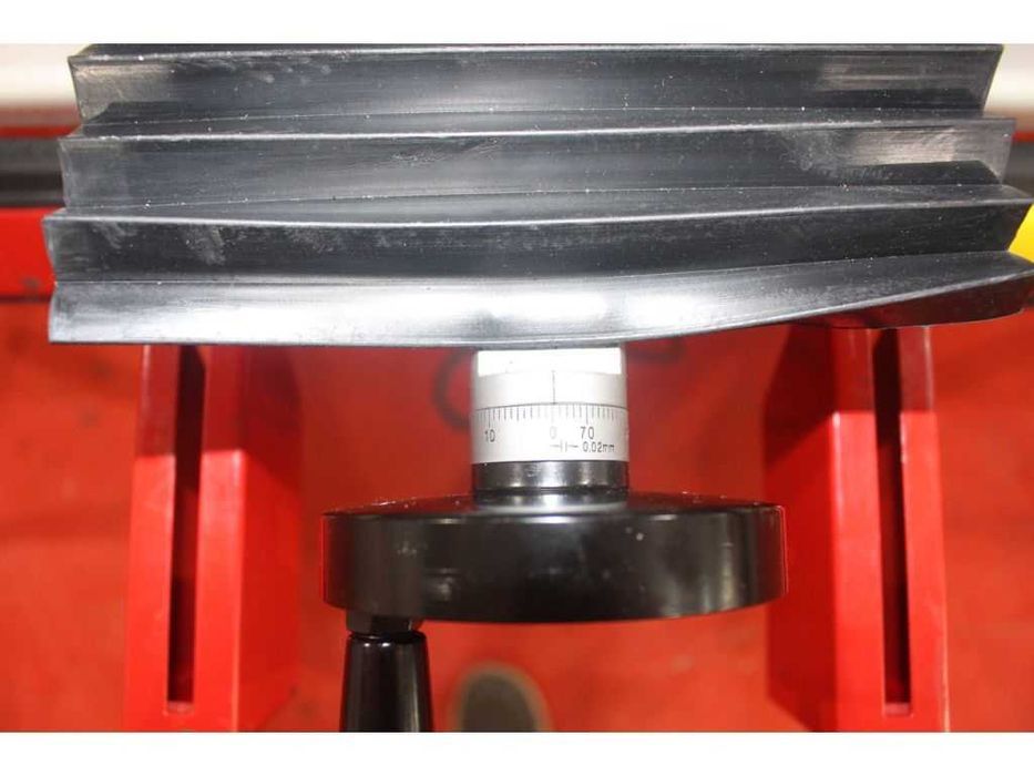 Фрезерний верстат Holzmann BF 16V, 2500 об/хв, поворот голови 45°