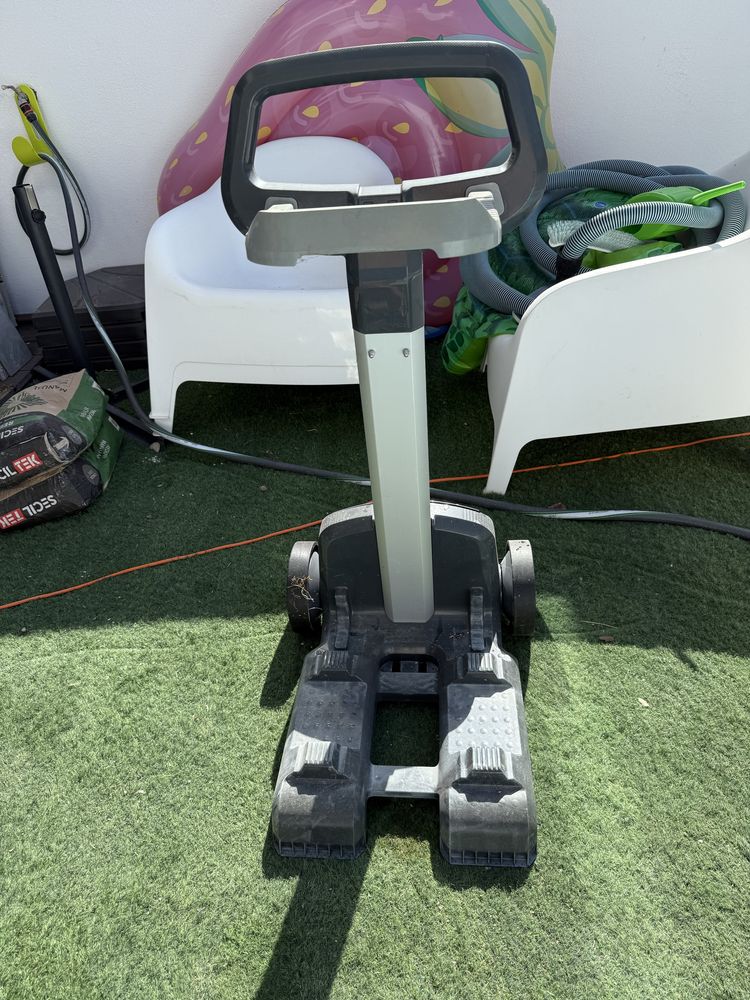 Carrinho para robot de piscina com capa