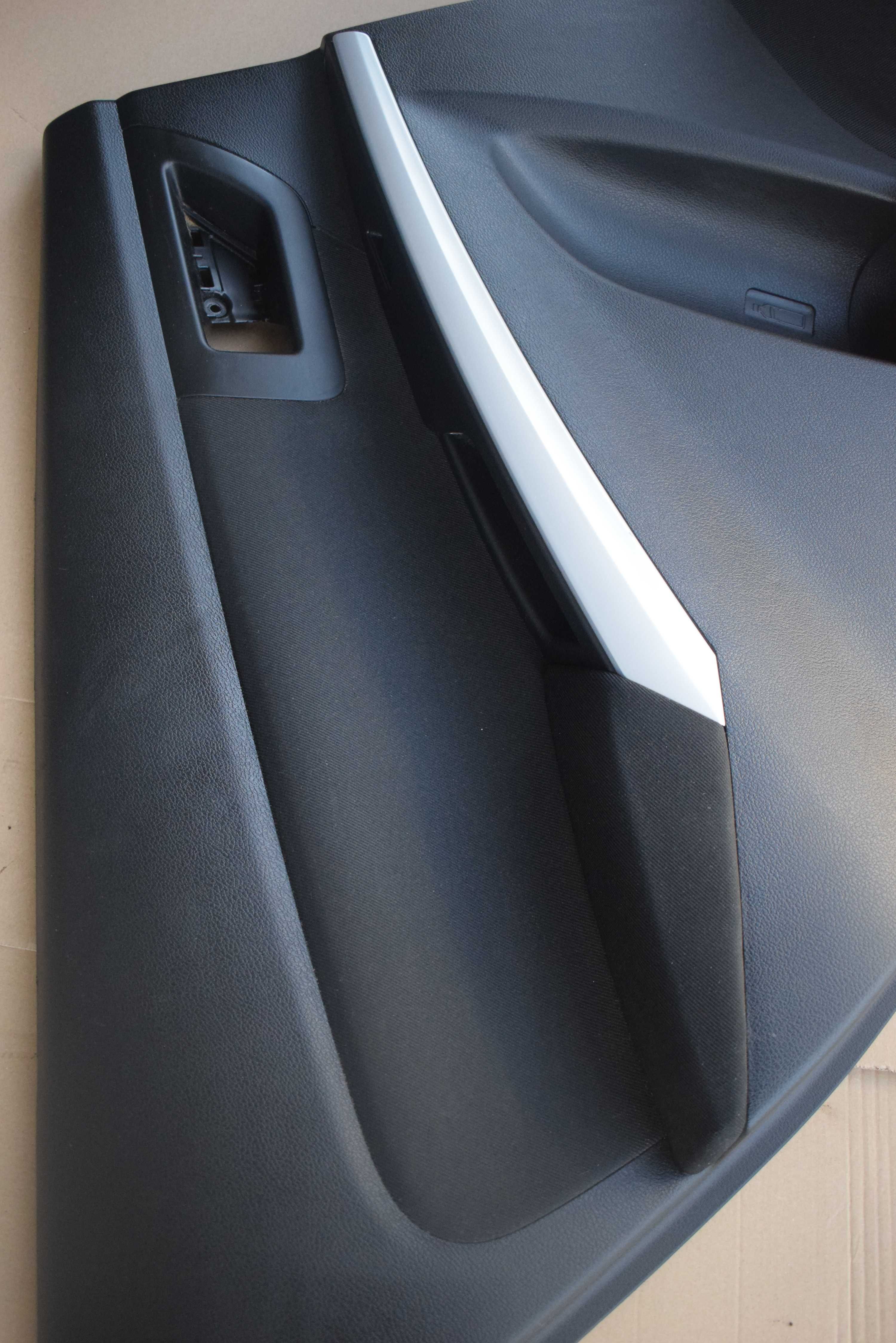 boczek tapicerka drzwi prawy przód SUZUKI SX4 S-Cross LIFT 19r