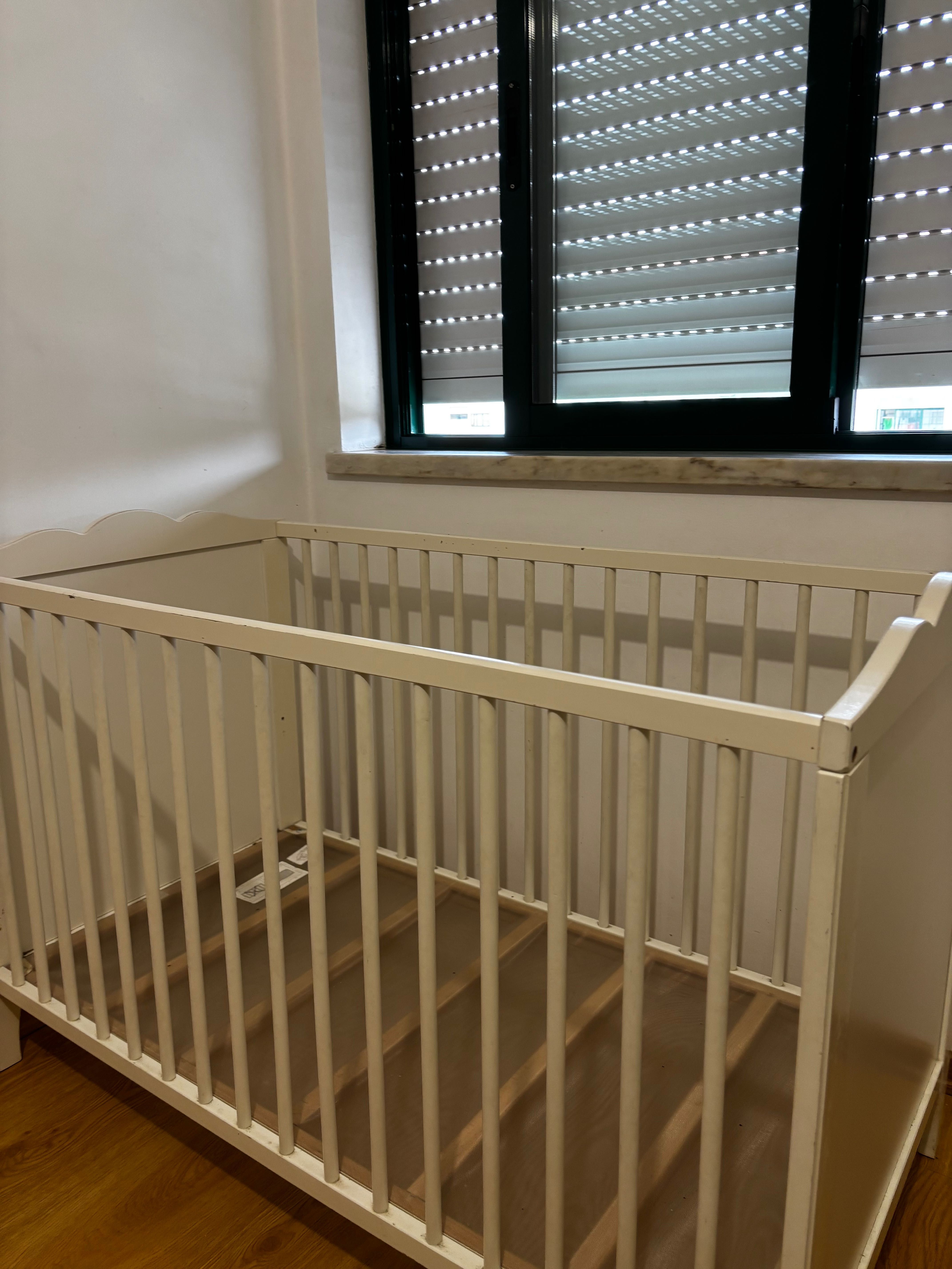 Berço com colchão…algumas marcas d uso mas no geral está em bom estado