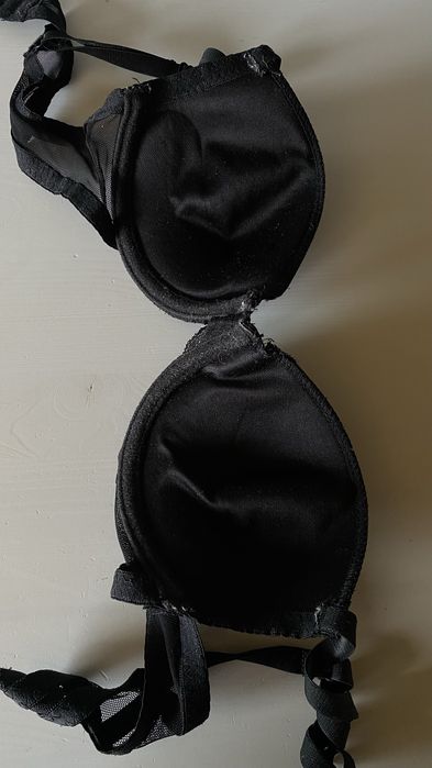 Biustonosz czarny w koronkę 65c