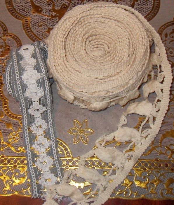 Для рукодельниц-пуговицы, кружево, тесьма.