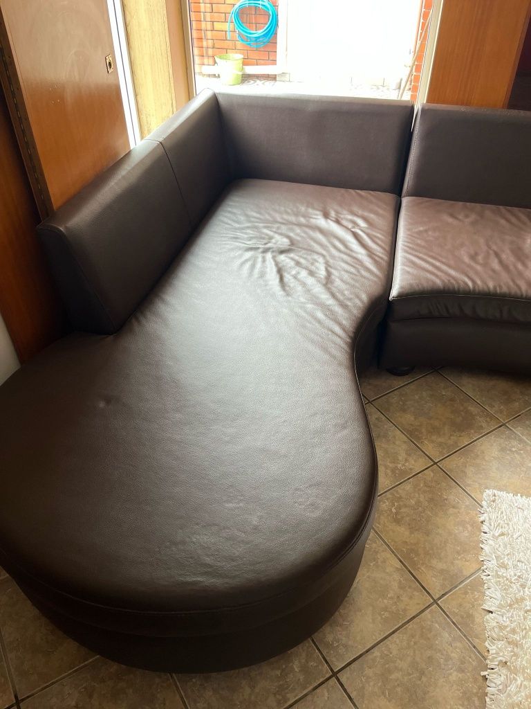 Sofá em pele castanho