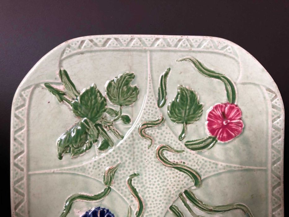 тарілка в стилі модерн