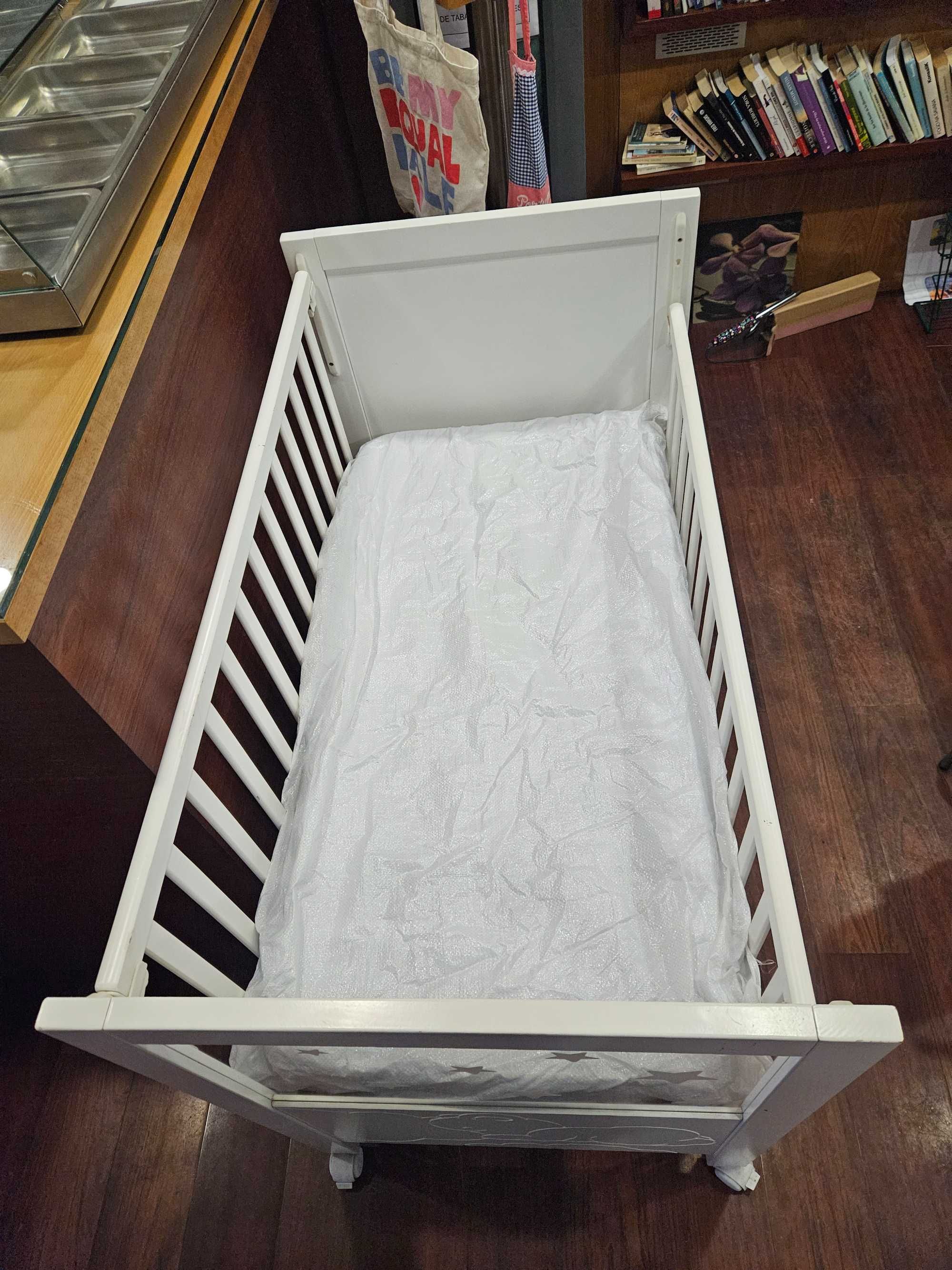 Cama de bebé em branco