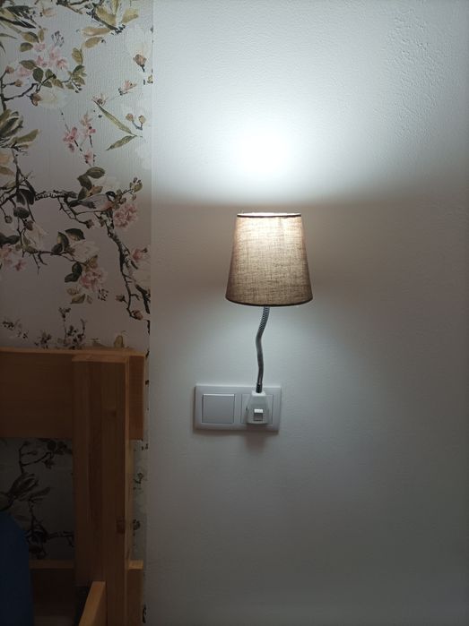 Candeeiro de braço flexível.